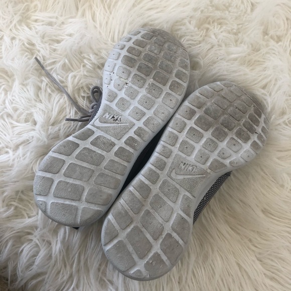 ✔️ GUC✔️ NIKE grey/gold Roshe One ~ size 8.5 - Picture 3 of 8